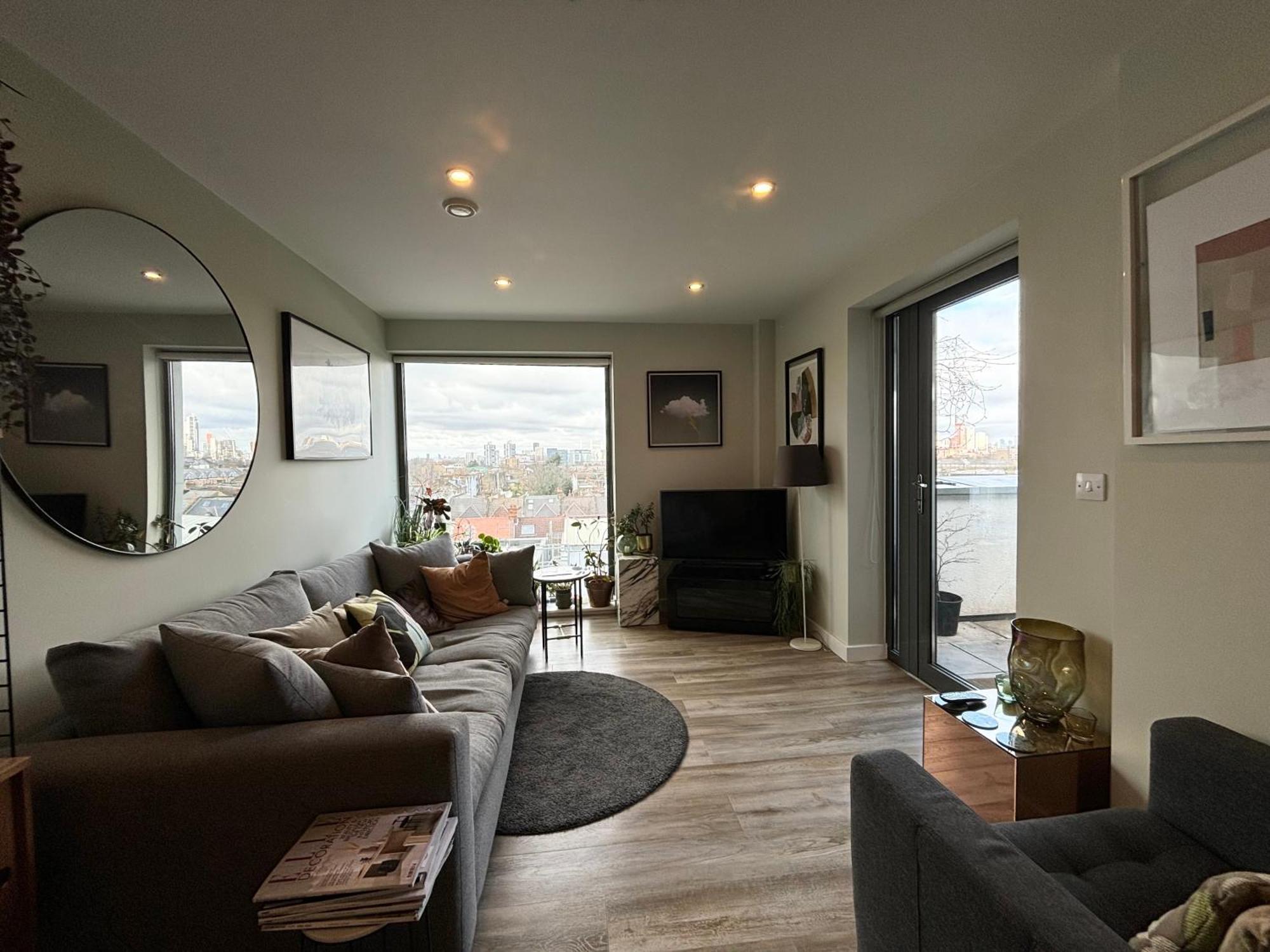 Mid-century Modern Flat With Panoramic Views *
